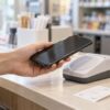 店頭の決済端末にスマートフォンを近づける様子